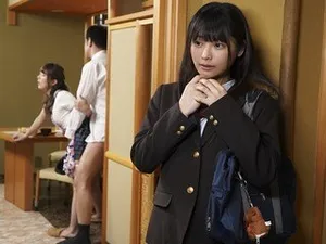 Bé xinh mới lớn cướp ông chồng của mẹ